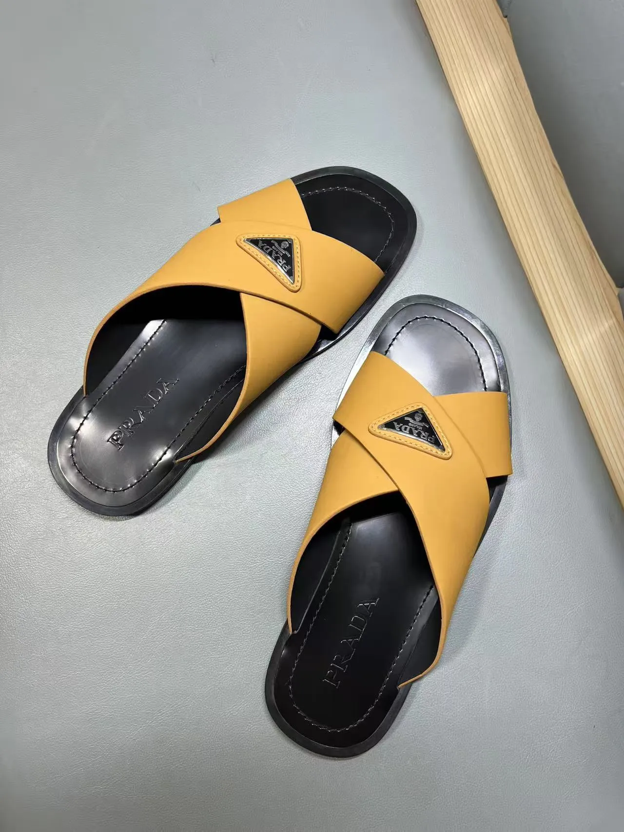 340💰PRADA Prada’s latest slippers are synchronized with the official website. This slipper is made of the brand’s unique and iconic Saffiano leather. The brand logo jumps out from the double straps, and the brand style is clearly visible. Cowhide gives men elegant charm and functional design, making it an ideal choice for vacation and leisure. Size:38-45